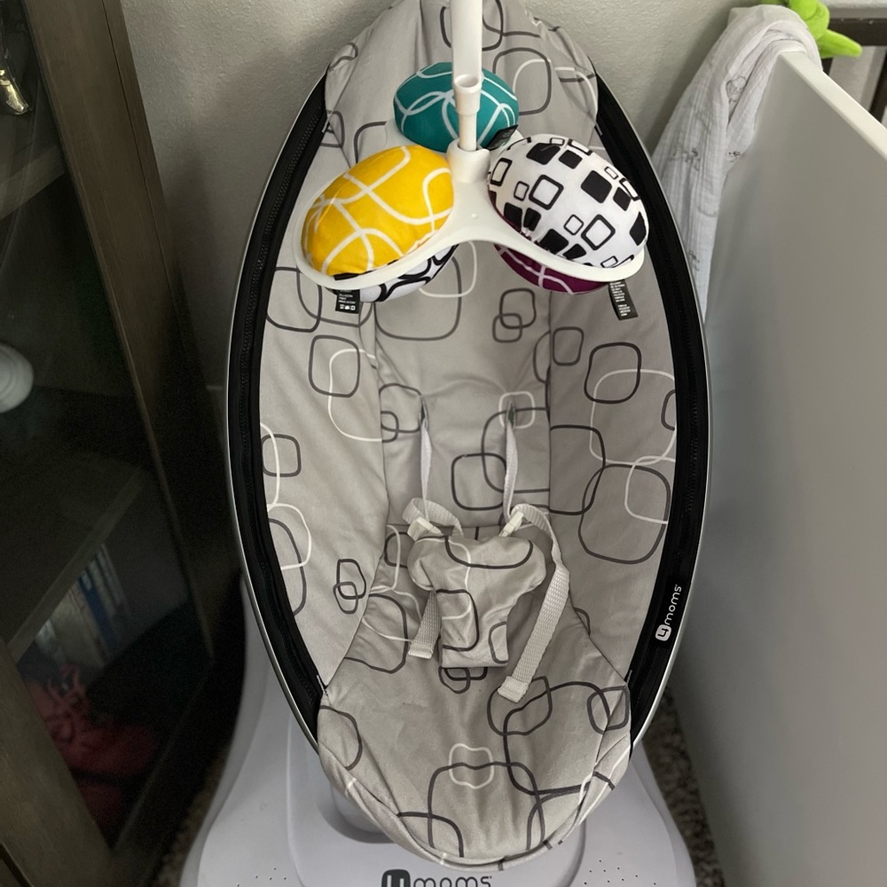 4 Moms Mamaroo + attachable Babocush Pillow